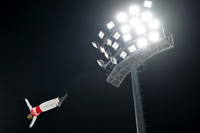 上周欧冠被拜仁击败后，滕哈赫在队内训练时将队员聚集在一起，阐明了在联赛中争取尽可能高的排名，以确保前四名的重要性。